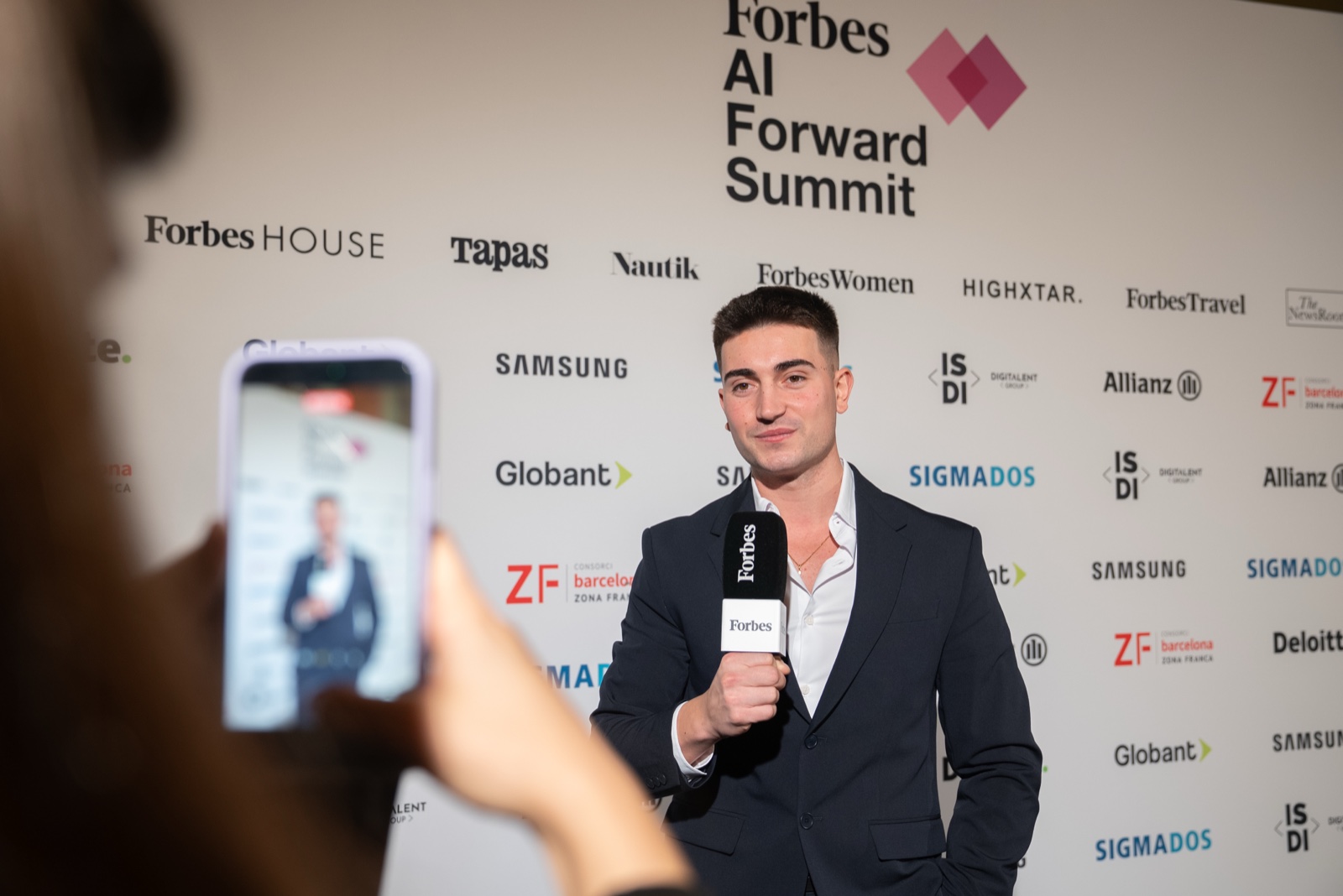 Armand Pujadó con un micrófono de Forbes en Forbes AI Forward Summit
